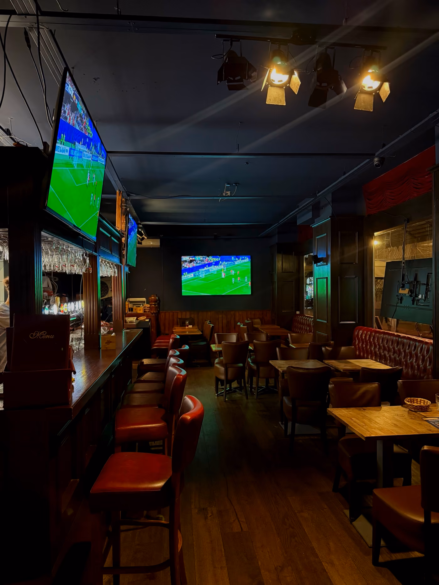 Les écrans du Corner Pub un soir de match